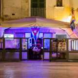 Ma il �meglio� la piazza lo offre nella parte che circonda la seicentesca Fontana della pigna, nei pressi della quale � impossibile non notare un bar che espone in ogni dove larghe bandiere cubane...